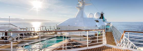 Blick vom Kreuzfahrtschiff aufs Meer