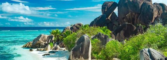 Seychellen - weißer Sandstrand umgeben von imposanten Granitsteinen