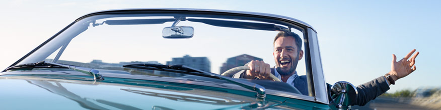 Mann im Auto freut sich